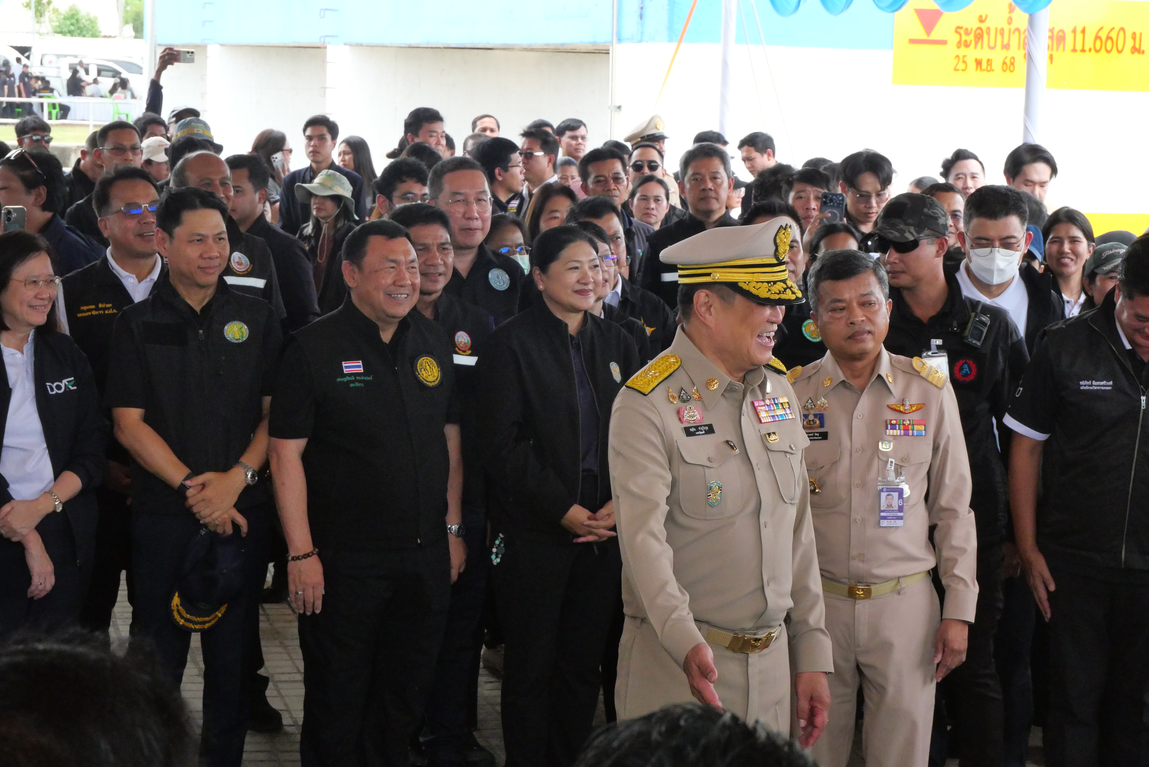 title - เลขาธิการ ส.ป.ก. พร้อมคณะ ร่วมลงพื้นที่กับคณะนายกรัฐมนตรี ติดตามการบริหารจัดการน้ำ เพิ่มศักยภาพระบายน้ำ ลดเสี่ยงน้ำท่วมหาดใหญ่ 